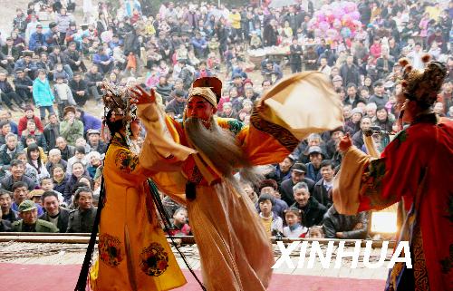 1月31日,江西省鄱陽縣贛劇團的演員在昌洲鄉昌江河畔為村民演出.