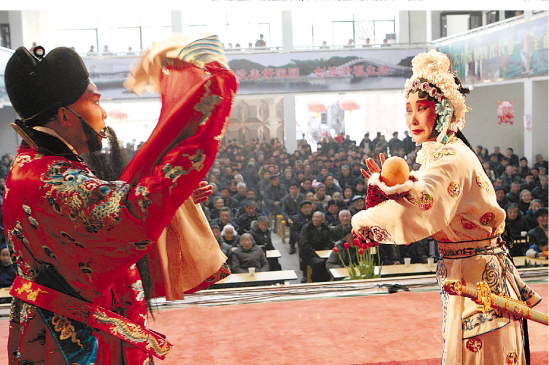 2月20日,浙江绍剧团送戏到嵊州市三界镇杜联村,丰富节日里农村的文化