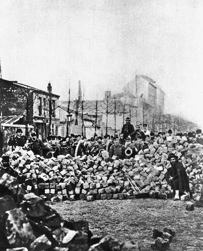 这是1871年3月18日巴黎人民筑起街垒进行斗争的资料照片.新华社发