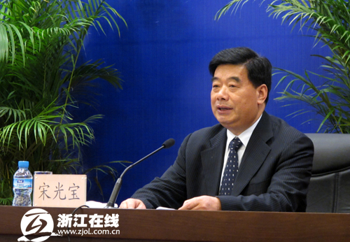 在今天上午的"平安浙江"建设新闻发布会上,省委政法委副书记,省平安办