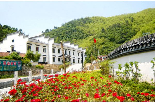 安吉县的新农村房屋整洁,环境优美.资料图片