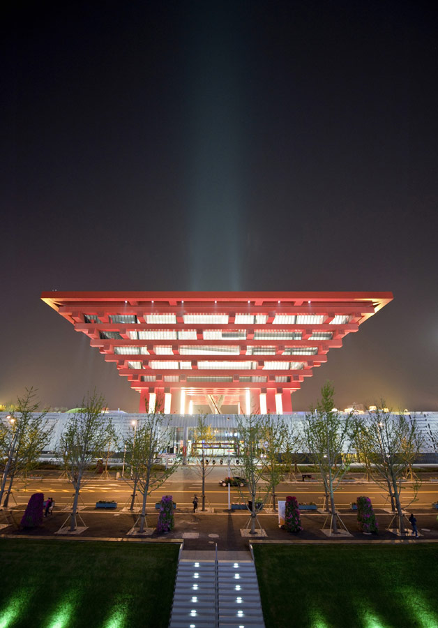这是4月28日夜拍摄的上海世博园标志性建筑——中国馆