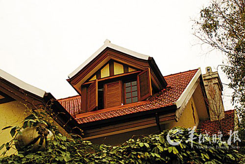 洋房的老虎窗:上海的老虎窗意思就是开在屋顶的窗,屋顶英文为"roof"