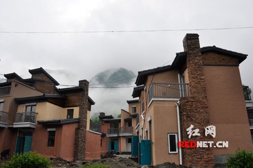 都江堰市虹口乡高原五组的安置点,在建的新楼房胜似别墅.