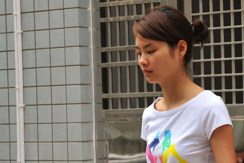 一年之后的邓玉娇独来独往隐姓埋名在电视台工作