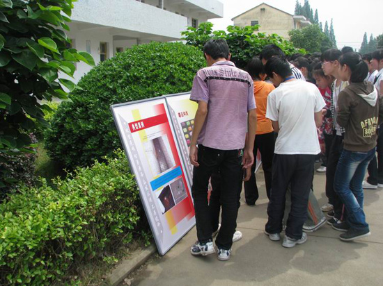 嵊州市禁毒办在黄泽镇中学开展禁毒宣传活动