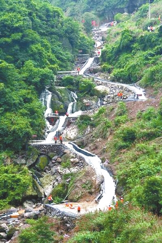 九龙谷赶集 吴维康摄龙恩浩荡 邢旻谚摄巫山情语 百孔摄感受龙恩西风