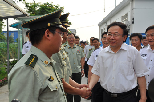 江苏省副省长李小敏慰问沪宁高速汾湖卡点武警官兵