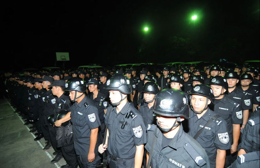 凌晨1时许,南宁市公安局局长廖洪涛带队,率领数十辆满载警察的车辆