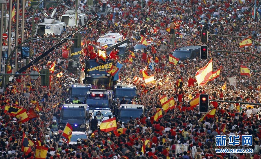 西班牙夺冠游街庆祝球迷迎接英雄归来