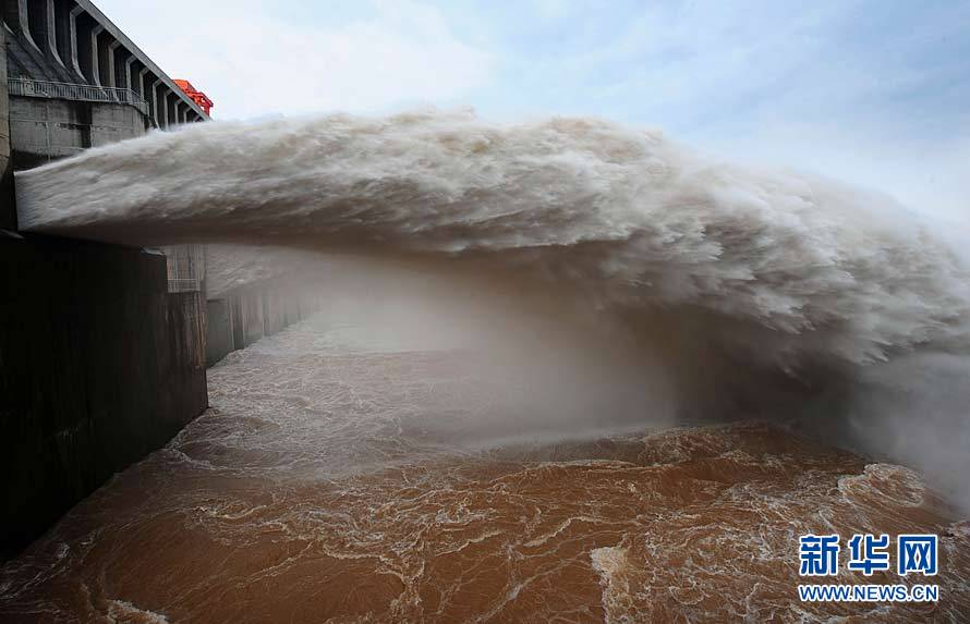 滚滚洪流顺利过坝三峡经受首次大考