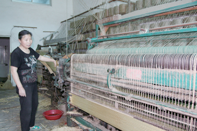 村民从临海运来草席料.织好的草席准备运往外地.