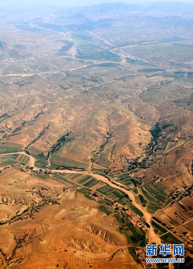 图为航拍的内蒙古自治区境内的阴山山脉(7月23日摄).