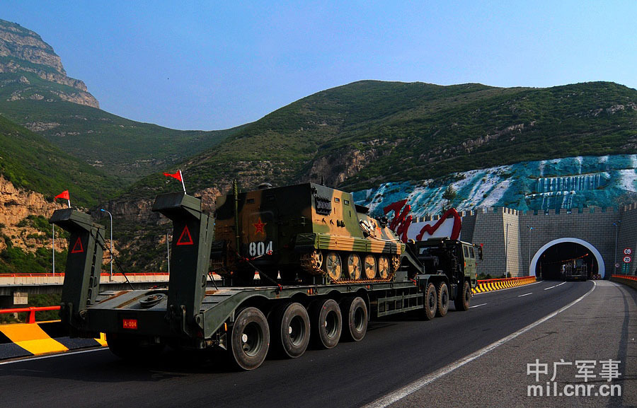 利用轮式运输车辆依托高速公路输送重型装甲装备.