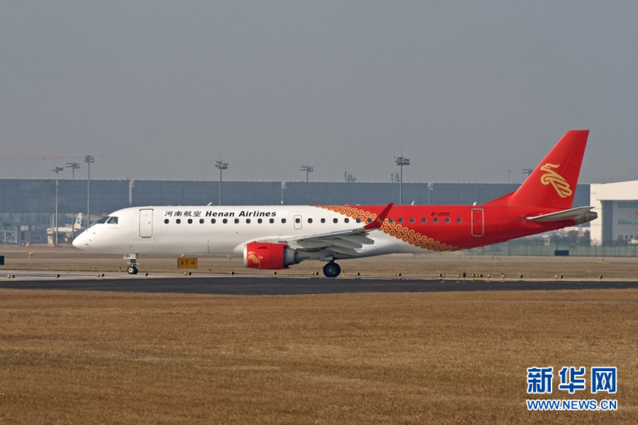 航空有限公司的embraer erj-190型飞机在杭州萧山机场(2009年12月摄)