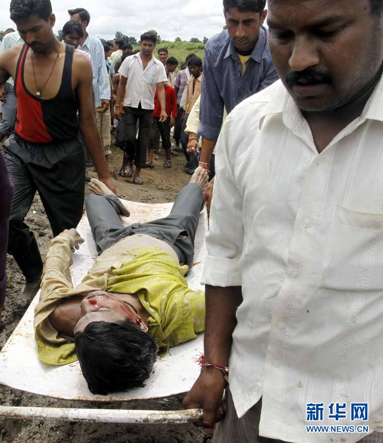 印度中央邦一辆公共汽车被洪水冲走