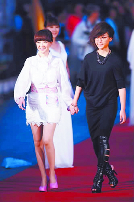 周笔畅周笔畅越来越不像周笔畅了,既然要女人就女人到底,可是她总是弄