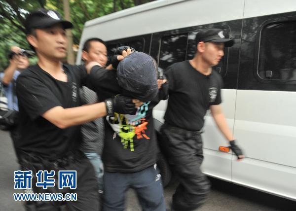 称江北区建新北路八支路宏进药房新力药店发生一起挟持人质事件,一名