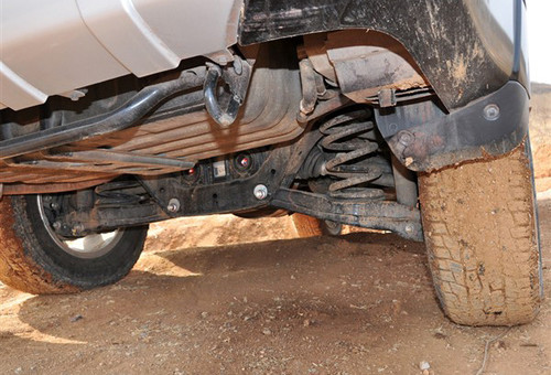 带内置型梯形结构车架的半承载式车身