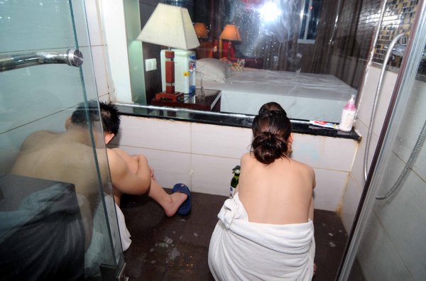 资料图片:广西南宁警方扫黄,涉黄小姐在"服务"时被抓现行.