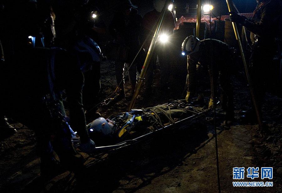 10月10日,救援人员在智利圣何塞矿难现场进行演练,以应对救援行动中
