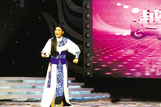 青年演员刘志霞在"越女争锋第二季"中,荣获小生组第一名,并获"金" "