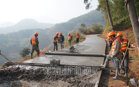 安仁镇严山至安民康庄公路路面施工现场