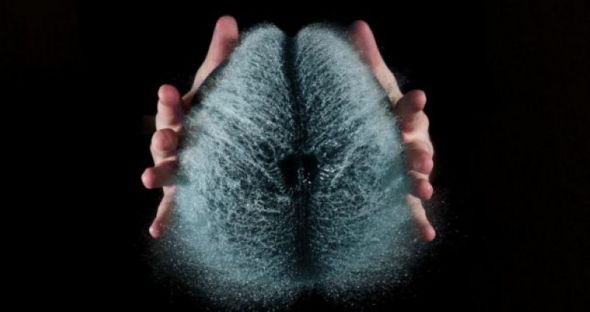 虽然捕获了水气球爆炸的精彩瞬间,但他也吃了不少苦头.