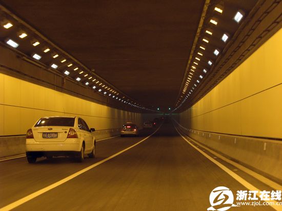 杭州庆春路过江隧道开通有车族上班节约近1小时