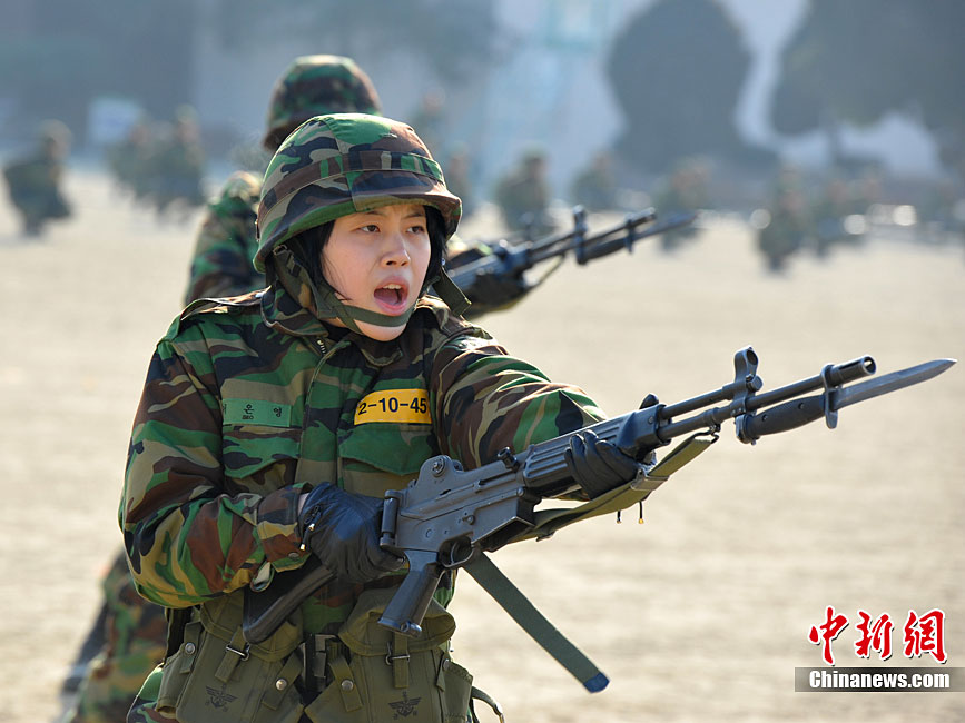 韩国预备役女军官进行格斗训练