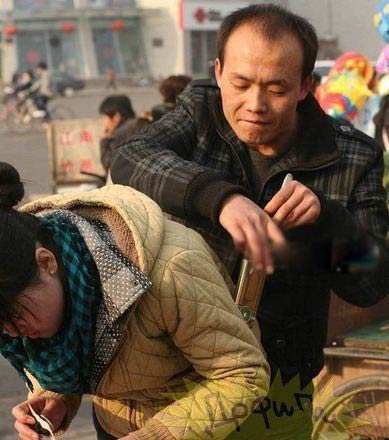 小心!扒手做案全过程实拍