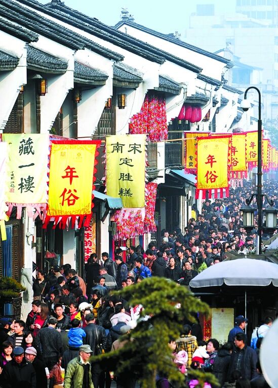 春节以来,杭州河坊街头洋溢着浓浓年味.