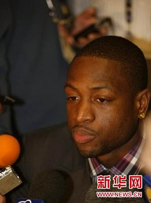 2011年nba全明星赛在美国洛杉矶举行,全明星球员集体亮相接受媒体采访