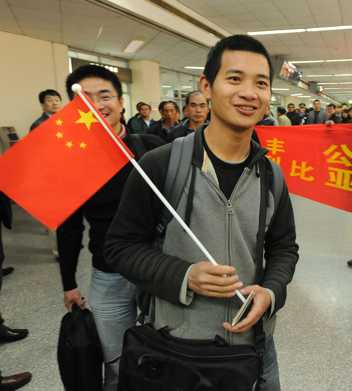 华丰利比亚项目首批人员抵达上海宁波市政府有关负责人前往机场接机