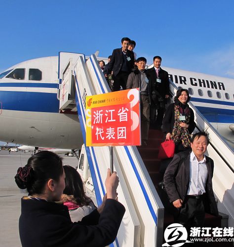 浙江省出席十一届全国人大四次会议的代表离杭抵京-嵊州新闻网
