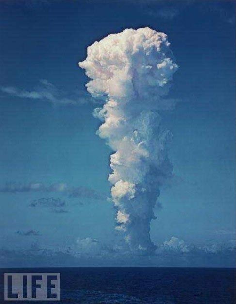 比基尼岛(bikiniatoll)进行了一次大气层核试验,图为当时核弹爆炸所