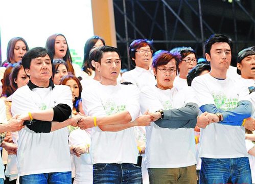 成龙(左起),刘德华,谭咏麟,钟镇涛昨在香港牵手赈灾,象征心手相连.