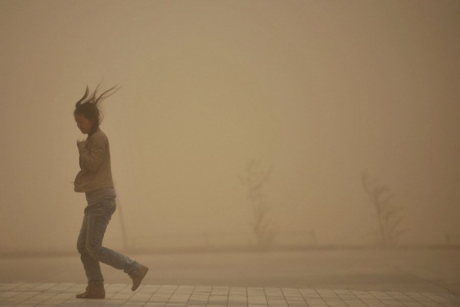 沙尘暴袭击宁夏部分地区 能见度不足20米(组图)