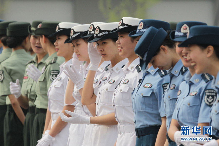 4月26日,全军07式预备役军服换装仪式上穿着预备役部队夏装的女军人