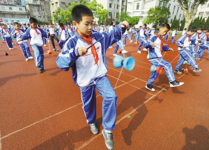 4月27日,市鹤琴小学200多名学生在抖空竹.