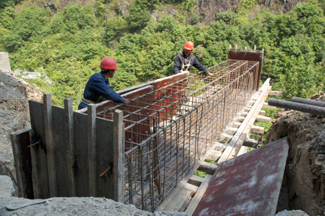工人在高空进行悬空挑梁施工作业