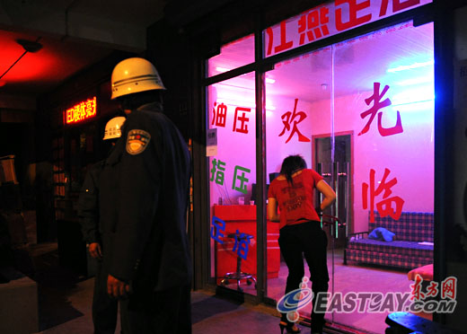 上海世博家园变红灯区 警方连夜带走42名发廊妹