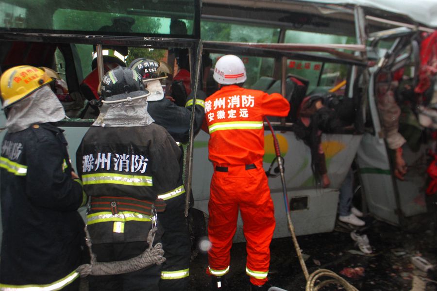 5月22日,消防官兵在安徽省道s101线定远县张桥镇段的事故现场对