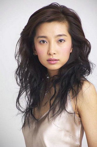 李冰冰整容前显得好土,整容后不得不说端庄大方了,她似乎实现了完美大