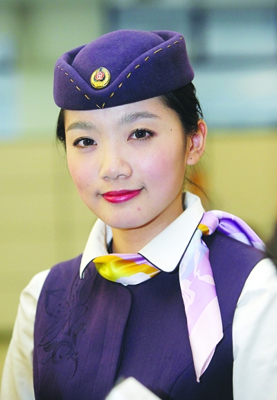 京沪高铁"高姐"亮相 形象服务堪比"空姐"