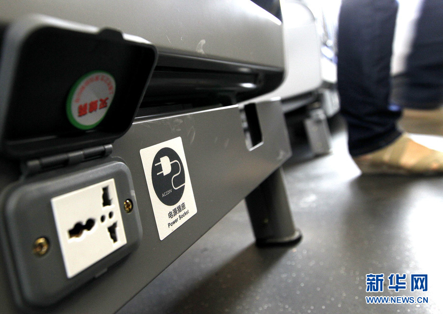 6月16日,京沪高铁列车crh380a动车组在每个座椅下面新增了电源插座