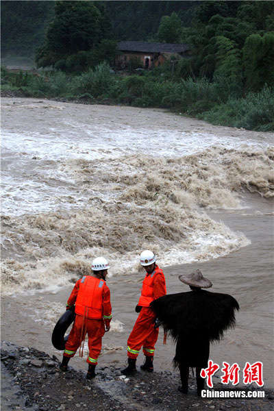 图为救援人员和当地村民进行交流。 郑时华 摄