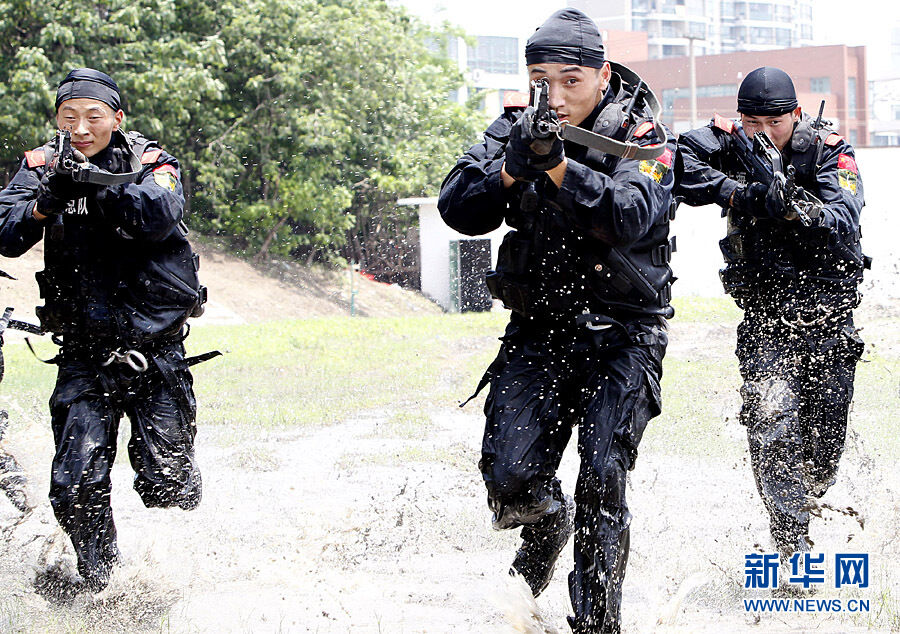 图片中心 图说天下    当日,武警上海总队进行一系列特警战术和反恐