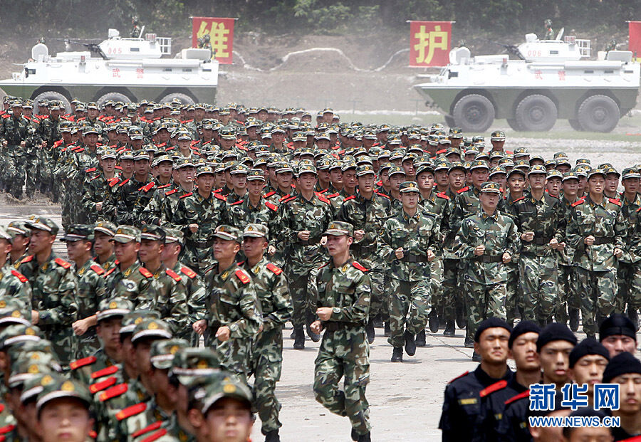 图片中心 图说天下    当日,武警上海总队进行一系列特警战术和反恐