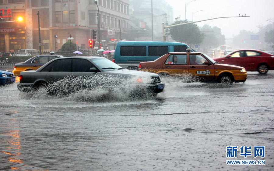 雨中百态 北京遭遇强降雨